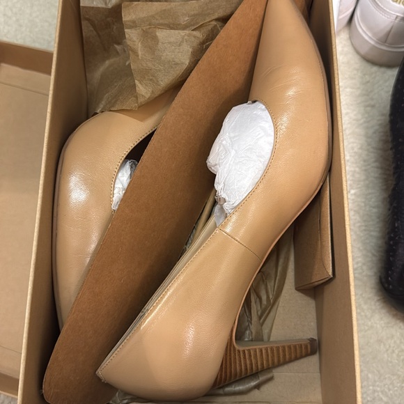 Cole Haan Air Juliana Pump, Sandstone, 8.5 - Picture 3 of 5